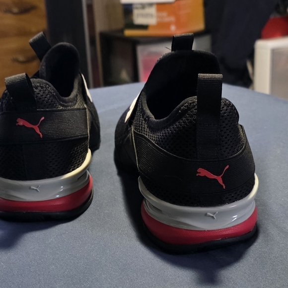 PUMA Men's Black Sneakers with Red Accents - Picture 4 of 7